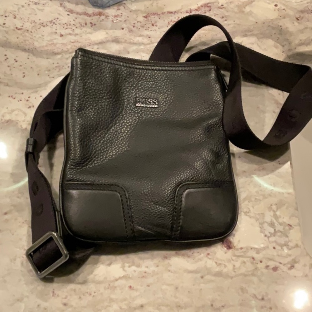 Hugo BOSS Black Magma 💯 leather Bag. Unisex